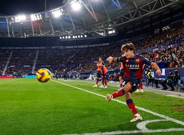 El autor del golazo del ascenso del Levante, en el minuto 98, ha aparecido siete veces en el once este curso. A sus 21 años es ya una realidad. Un jugador eléctrico muy codiciado tras completar un curso de ensueño. Siete goles en el año de su explosión.