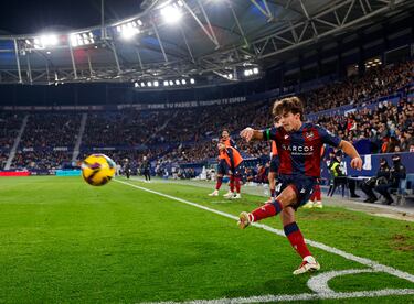 El autor del golazo del ascenso del Levante, en el minuto 98, ha aparecido siete veces en el once este curso. A sus 21 años es ya una realidad. Un jugador eléctrico muy codiciado tras completar un curso de ensueño. Siete goles en el año de su explosión.