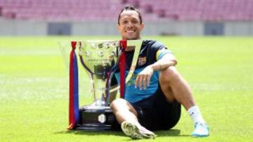 Adriano posando con la Copa de la Liga