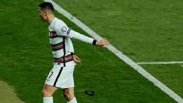 Cristiano tira su brazalete.