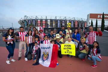 Afición de Chivas y América conviviendo previo a un partido en el Estadio Azteca.