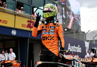 Lando Norris celebra su pole saliendo del monoplaza. Los dos Mclaren saldrán en la primera línea en la carrera del domingo.
