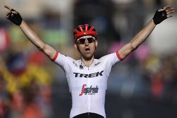 Bauke Mollema celebrando la victoria de la décimo quinta etapa del Tour de Francia de 2017. 