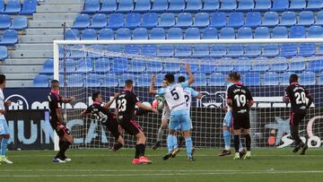 Imagen del gol del Tenerife en La Rosaleda, acci&oacute;n muy protestada por el M&aacute;laga.