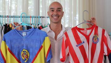 González, con camisetas vintage de América y Chivas.
