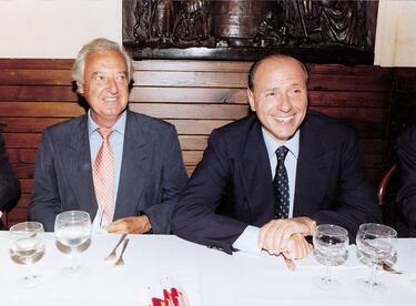 Berlusconi durante una comida junto a Ramón Mendoza, presidente del Real Madrid entre 1985 y 1995.