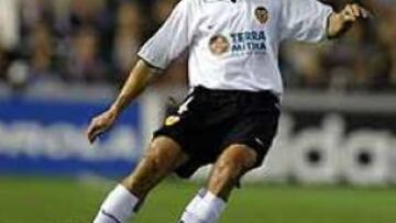 <b>ACUERDO.</B> El futbolista argentino, que todavía no ha debutado con el conjunto valenciano esta temporada, aceptó la última oferta que el consejo de administración valencianista presentó a su representante Gustavo Mascardi.