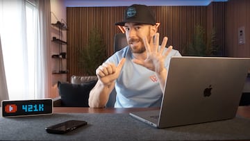 Arnau Mateu - Willy Foxx, haciendo un 6 con las manos