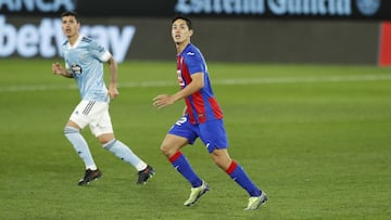 Lucas Olaza y Muto, durante el partido disputado en Bala&iacute;dos entre Celta y Eibar.