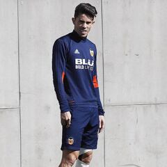 Gabriel reparte 5.000 cestas de alimentos en Sao Paulo