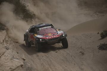 Los españoles Carlos Sainz y Lucas Cruz de Peugeot compiten en la cuarta etapa del rally Dakar 2018