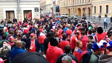 Así esperaron los hinchas a la Roja en las afueras del hotel
