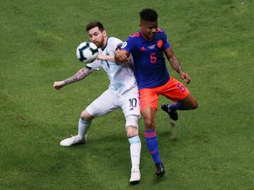 Leo Messi con Wilmar Barrios.