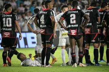 El delantero del Santos en el suelo herido durante el partido de ftbol del Campeonato Paulista entre Santos y Botafogo de Ribeirao Preto en el estadio Urbano Caldeira de Santos.