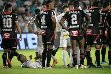 El delantero del Santos en el suelo herido durante el partido de fútbol del Campeonato Paulista entre Santos y Botafogo de Ribeirao Preto en el estadio Urbano Caldeira de Santos.
