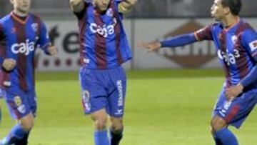 <b>EL OCTAVO DE LA TEMPORADA. </b>Camacho celebra el primer gol del Huesca en la tarde de ayer.
