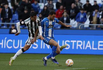 Arturo, forzando un penalti ante el Badajoz.