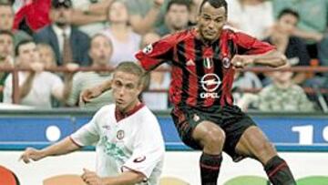 <b>SIN SUERTE. </b>Cafú lo intentó, pero el Milán no pasó del empate.