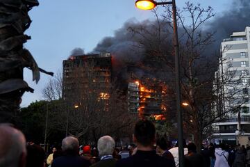 Un incendio de grandes dimensiones arrasa un edificio de 14 plantas generando una gran columna  de fuego y una densa humareda dificultano a los bomberos las labores de extición.