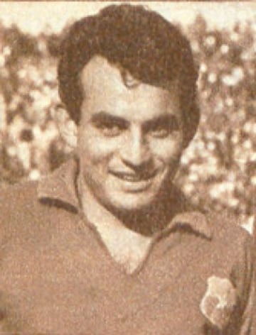Con 19 años y 363, el histórico delantero de Unión Española debutó por Chile. Lo hizo el 30 de mayo de 1962, en la victoria por 3-1 sobre Suiza en la Copa del Mundo de aquel año realizada en nuestro país.
