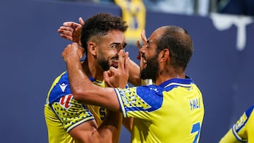 Chris Ramos y Fali celebran el 3-0 anotado por el delantero gaditano.