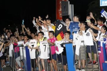 Cientos de aficionados chinos recibieron al Real Madrid.