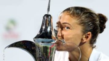 La italiana Sara Errani besa el trofeo ganado en Dubai.