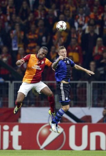 Galatasaray-Copenhague. Ragnar Sigurdsson salta con Didier Drogba.
