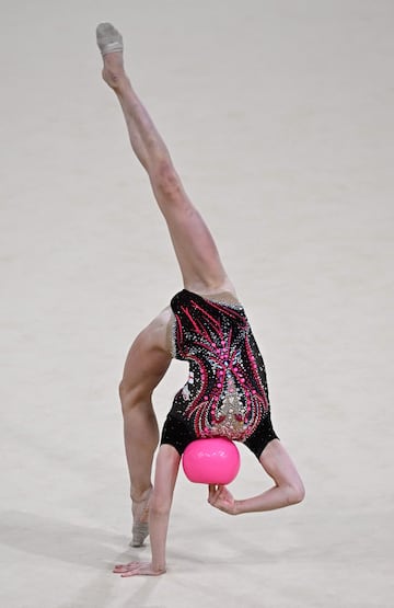 Marfa Ekimova compite en la final de gimnasia rítmica de los Juegos de la Commonwealth, en Birmingham (Inglaterra). Por la perspectiva con la que se ha
tomado la imagen, parece que la inglesa tuviera una pelota por cabeza.