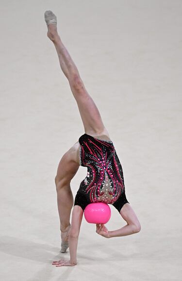 Marfa Ekimova compite en la final de gimnasia rítmica de los Juegos de la Commonwealth, en Birmingham (Inglaterra). Por la perspectiva con la que se ha
tomado la imagen, parece que la inglesa tuviera una pelota por cabeza.