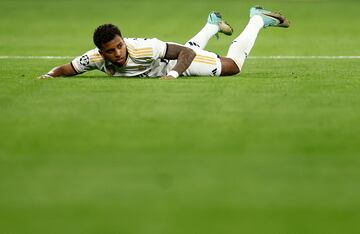 Rodrygo cae al césped, durante un partido de Champions.