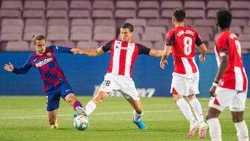 De Marcos pelea por un bal&oacute;n ante Griezmann.