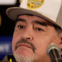 Los rostros de Maradona en su presentación con Dorados