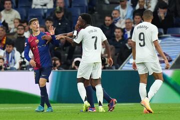 El jugador del Barcelona nacido en Los Palacios y Villafranca sali¨® al terreno de juego en el tramo final del encuentro, pero tuvo tiempo suficiente para tener sus tiranteces con el delantero brasile?o del Real Madrid. "?4-0, 4-0!", le dijo Gavi a Vinicius en varias ocasiones, haci¨¦ndole el gesto con la mano.