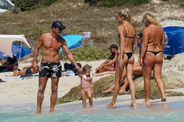 El entrenador del Atlético de Madrid se está tomando unos días de merecido descanso con su familia en las playas de las Islas Baleares.
