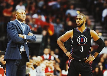 En el cambio de dirección de los Clippers influyeron más factores que Ballmer, claro. En 2013, llegó un entrenador como Doc Rivers, uno de los personajes más respetados y carismáticos de la NBA. Y un técnico que venía de hacer campeones a los Celtics en 2008. Su presencia dio una nueva respetabilidad a una franquicia que había tenido seis entrenadores entre 2000 y 2013. En su primera temporada, Rivers llevó a los Clippers a su mejor temporada histórica (57 victorias) y, quizá más importante, ejerció (como entrenador afroamericano, además) un rol fundamental en el escándalo de Sterling. Su voz unió a su vestuario, resonó en toda la NBA y representó a una franquicia de pronto fuerte, lista para dar el salto a un futuro que parecía imposible. En pista, Blake Griffin fue número 1 del draft en 2009 y más de tres años después, el 8 de diciembre de 2011, llegó Chris Paul. Uno de los mejores bases de la historia y el jugador que lo cambió todo. 