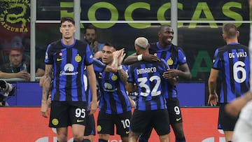 Milan (Italy), 03/09/2023.- FC Inter's players celebrate the goal scored by FC Inter's forward Lautaro Martinez during the Italian serie A soccer match between Fc Inter and Fiorentina at Giuseppe Meazza stadium in Milan, Italy, 03 September 2023. (Italia) EFE/EPA/MATTEO BAZZI