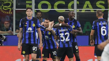 Milan (Italy), 03/09/2023.- FC Inter's players celebrate the goal scored by FC Inter's forward Lautaro Martinez during the Italian serie A soccer match between Fc Inter and Fiorentina at Giuseppe Meazza stadium in Milan, Italy, 03 September 2023. (Italia) EFE/EPA/MATTEO BAZZI
