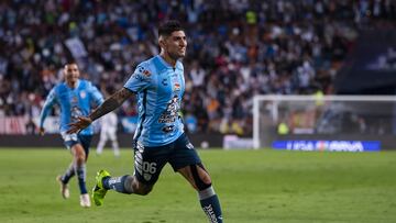 Víctor Guzmán festeja un gol con la camiseta de Pachuca.