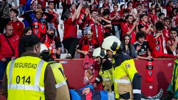 Susto en el Belmonte tras ceder una valla en la celebración del gol de la victoria del Albacete
