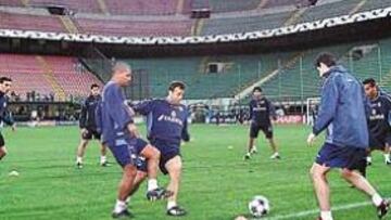 <b>ESPERANDO OTRA GESTA</B>. El Deportivo tomó contacto ayer con el Giuseppe Meazza, un escenario en el que ya sabe lo que es vencer. Después de eliminar a la Juventus, el subcampeón de Europa, el equipo gallego tiene al campeón en su punto de mira.