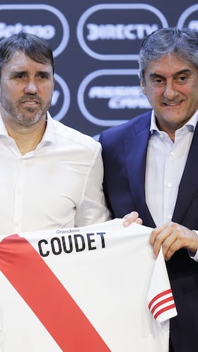 AME428. BUENOS AIRES (ARGENTINA), 04/03/2026.- El nuevo entrenador del River Plate, Eduardo Coudet, sostiene una camiseta junto al presidente de River Plate, Stefano Di Carlo (i) y el director deportivo del River Plate, Enzo Francescoli, durante una rueda de prensa este miércoles, en Buenos Aires (Argentina). Coudet aseguró que su tarea como nuevo técnico del River Plate "no es fácil" porque reemplaza "al entrenador más ganador en la historia del club", Marcelo Gallardo, en una conferencia de prensa tras firmar su contrato con la institución hasta diciembre de 2027. EFE/ Adan González