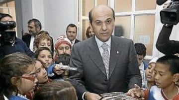 <b>BONITO GESTO.</b> Del Nido pidió a los niños sevillistas respeto para el Betis y reclamó rivalidad sana.