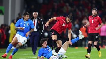 Enea Mihaj pugna por el balón con Nicolo Zaniolo durante un partido amistoso entre Albania e Italia.