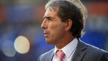 AME7332. PACHUCA (MÉXICO), 13/04/2024.- El técnico del Pachuca, el uruguayo Guillermo Almada, observa a su dirigidos este sábado, en un partido de la jornada 15 de la Liga MX entre Tuzos del Pachuca y Chivas del Guadalajara, en el estadio Hidalgo de la ciudad de Pachuca (México). EFE/ David Martínez Pelcastre
