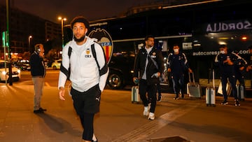 12/12/25 VALENCIA CF VIAJE SALIDA DEL EQUIPO EN TREN AVE HACIA MADRID -
ARNAUT DANJUMA