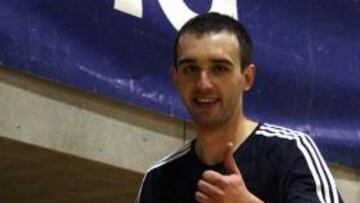 <b>FELIZ. </b>Begic, saludando tras el entrenamiento de ayer. Arriba, junto a Emiliano y Luyk, en la presentación, con su camiseta (dorsal 16).