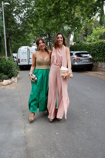 Raquel Revuelta y su hija Claudia Jiménez llegan juntas a la boda de David Summers y Christine Cambeiro.