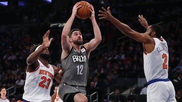 Joe Harris trata de anotar ante la defensa de Robinson y Ellington.