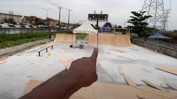 Courage Adams enseñando el primer skatepark de Nigeria